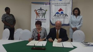 Xiomara de Arrocha Presidenta AUPPA Modaldo Tunon Director INADEH firman convenio