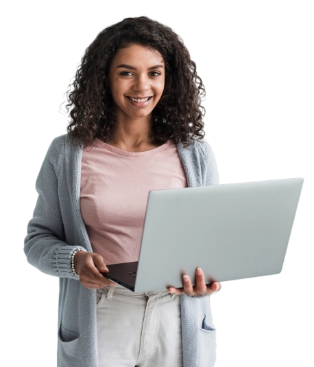 mujer etnica sonriente computadora portatil gris e1718745984684