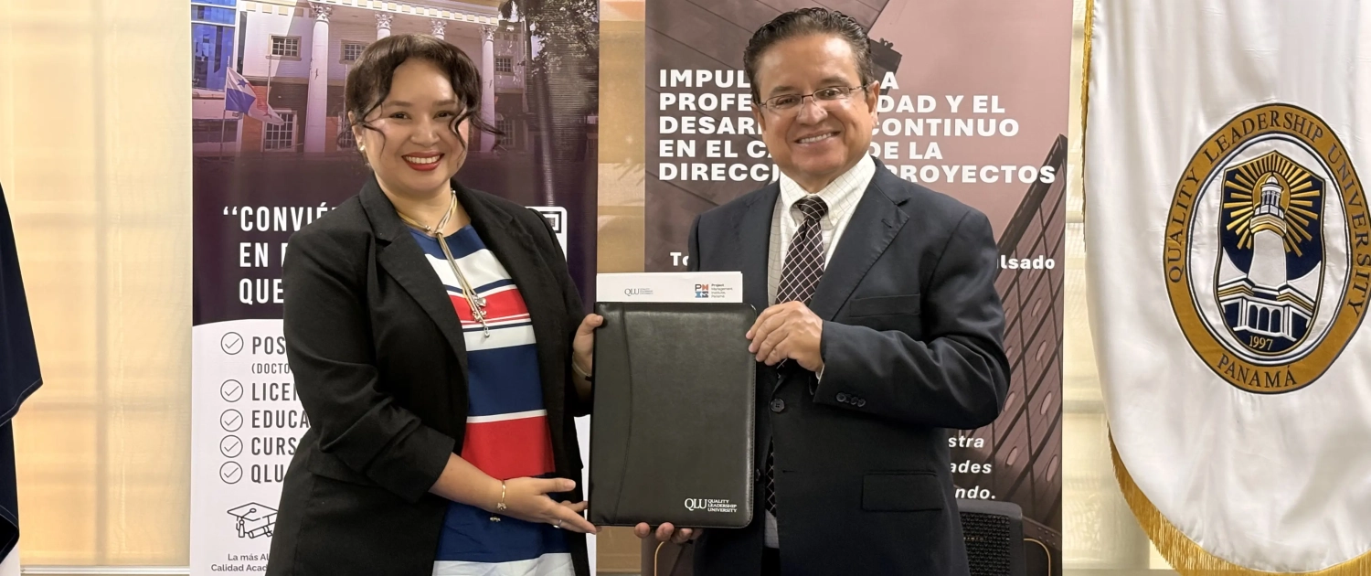 Representantes de QLU y PMI Capítulo Panamá durante la firma de convenio